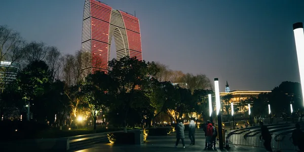 以中心裁成 600×300 的夜景