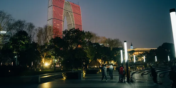 按熵裁成 600×300 的夜景