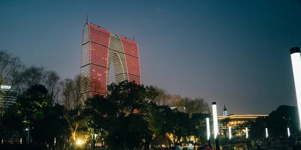 保留上方并裁成 600×300 的夜景